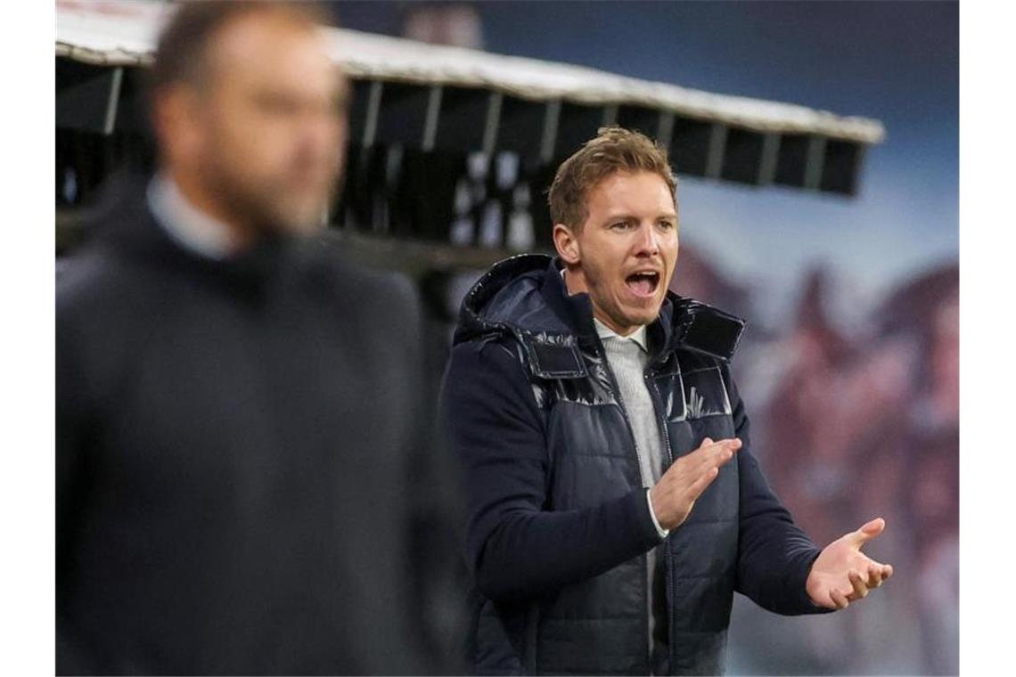 Julian Nagelsmann (r) könnte beim FC Bayern auf Trainer Hansi Flick folgen. Foto: Jan Woitas/dpa-Zentralbild/dpa