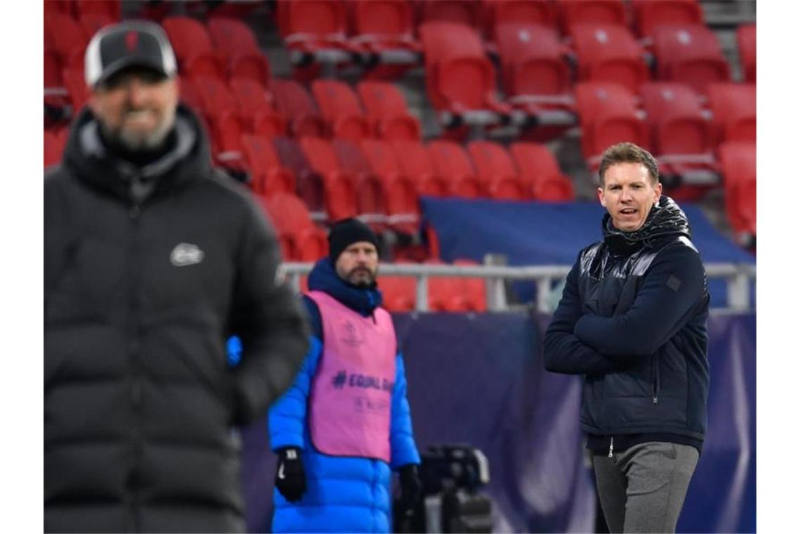 Salah und Mané treffen: Liverpool bestraft RB-Pannen-Abwehr Julian Nagelsmann (r) verlor das Trainerduell mit Jürgen Klopp. Foto: Marton Monus/dpa