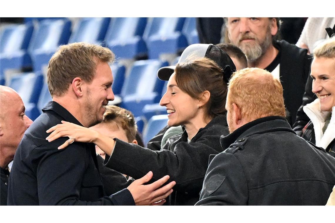 Mit Dreiklang nach Belfast: Gier, Galligkeit und gute Laune Julian Nagelsmann umarmt seine Lebensgefährtin nach dem Sieg gegen Luxemburg.