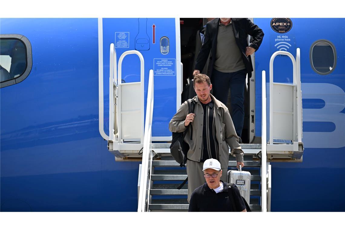 Julian Nagelsmann und Rudi Völler verlassen das Flugzeug in Winston-Salem.