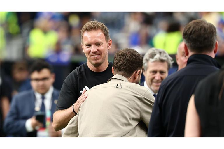 Julian Nagelsmann und Thomas Müller treffen sich vor dem Spiel.