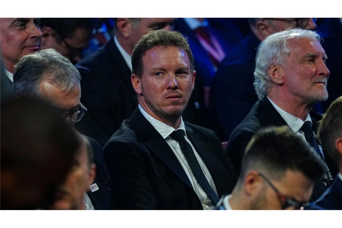 Julian Nagelsmann verfolgt die WM-Auslosung.
