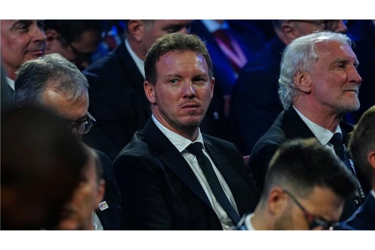 Julian Nagelsmann verfolgt die WM-Auslosung.