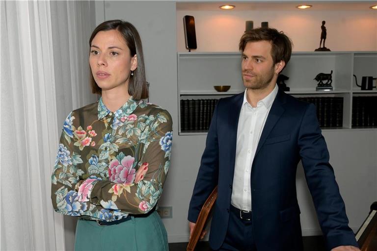 Julian (Onno Buß) tut es leid, dass Matilda (Anna-Katharina Fecher) bei Gerner weiterhin in der zweiten Reihe steht.
