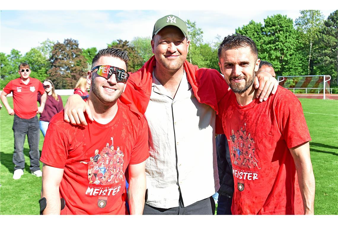 Julian Schieber (mitte), Kapitän Volkan Celiktas und Marius Kunde. Auswärtssieg ...