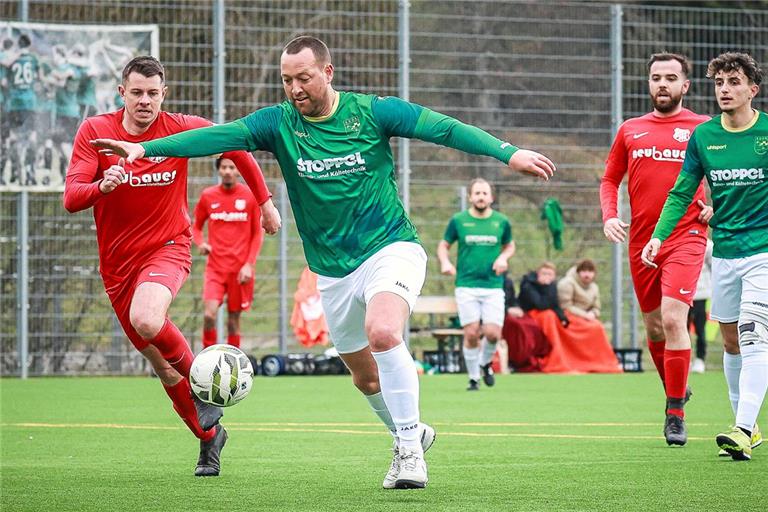 Julian Schieber nimmt im jüngsten Heimspiel mit der SGOS II gegen Großerlach den Ball ins Visier und zieht gleich ab. Foto: Alexander Becher