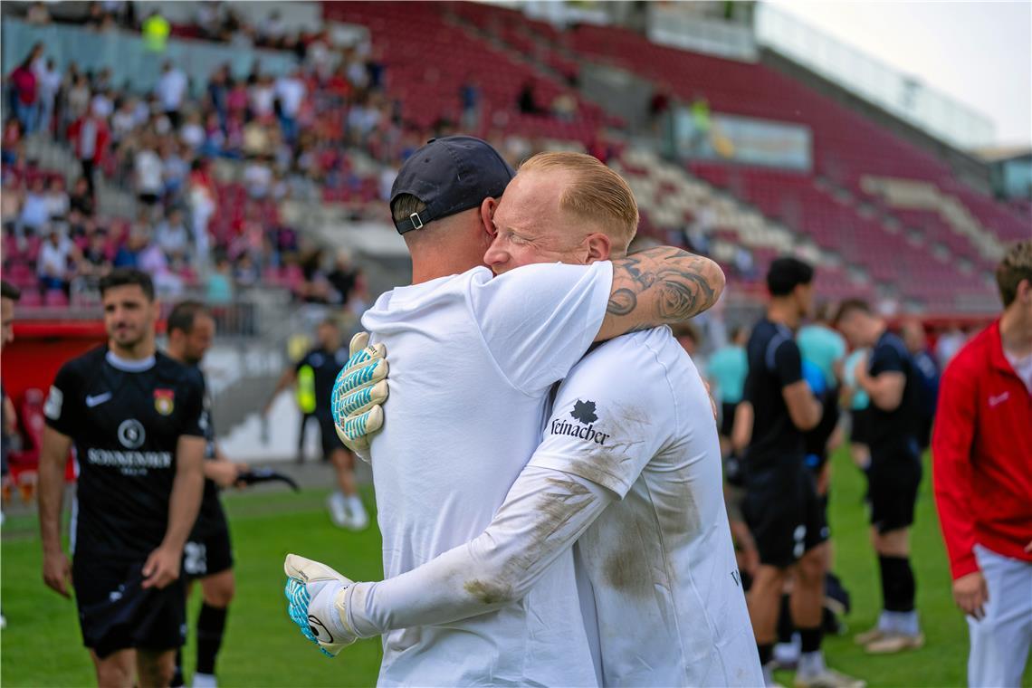 Julian Schieber (Sportilicher Leiter, links)) und Torwart  Maximilian Reule fall...