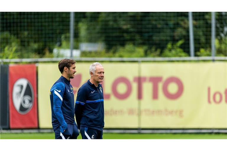 Julian Schuster (l) wird ab Sommer Nachfolger von Freiburgs Cheftrainer Christian Streich.