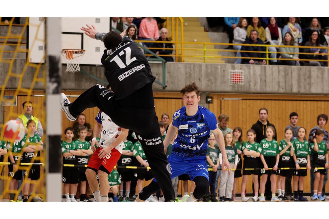 Julian Sprössing wirft gegen HBW-Torwart Daniel Rebmann.