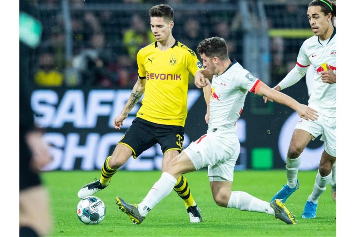 Dortmunds Ex-Nationalspieler Weigl wechselt zu Benfica Julian Weigl (l) verlässt Dortmund. Foto: Marcel Kusch/dpa