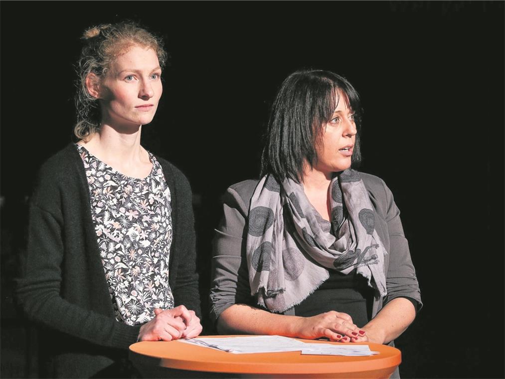 Juliane Putzmann (links) und Jasmin Meindl betreiben seit fünf Jahren das Backnanger Bandhaustheater Foto: E. Layher
