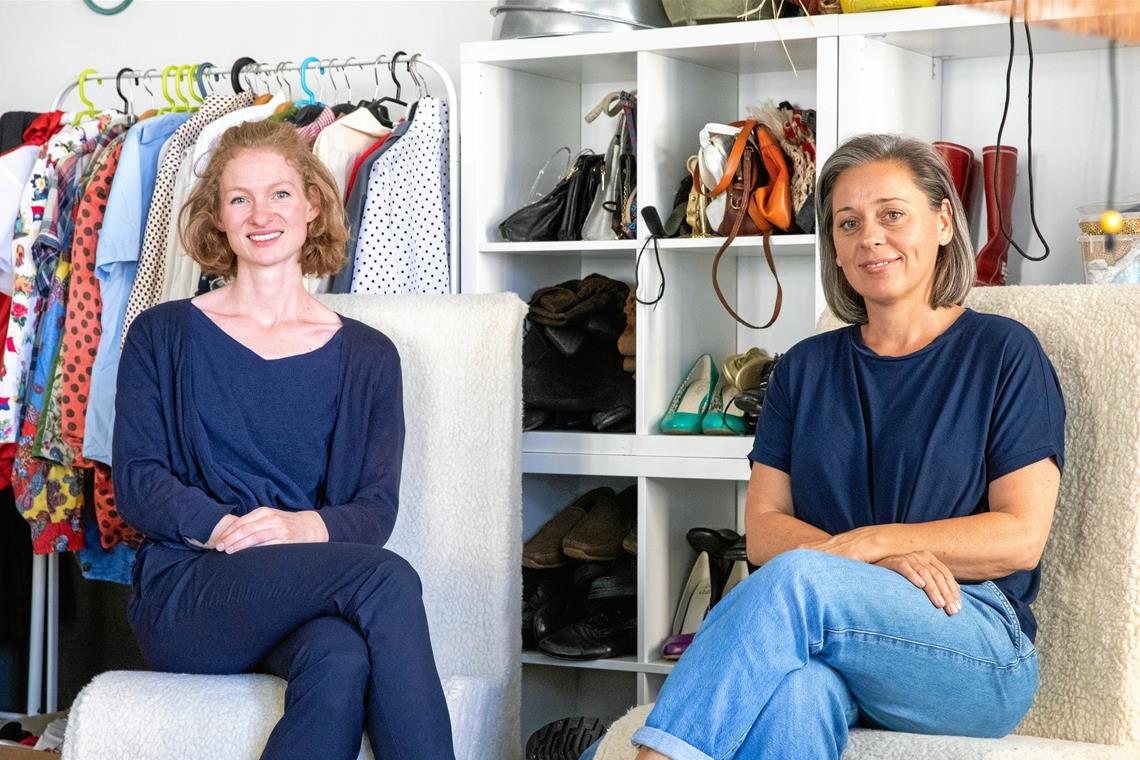 Juliane Putzmann (links) und Jasmin Meindl laden noch an diesem Wochenende zu mehreren Kultursommer-Terminen ein. Einer davon ist die offene Bühne am Samstag. Foto: A. Becher