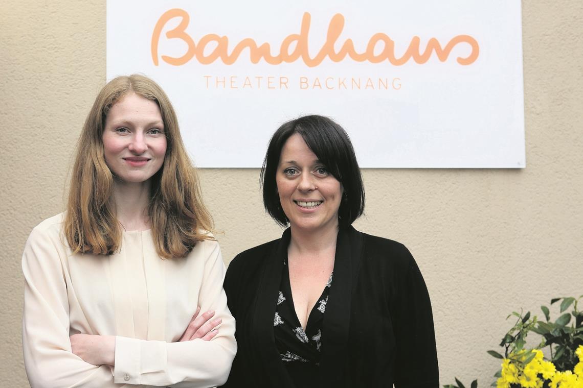 Juliane Putzmann (links) und Jasmin Meindl vom Bandhaus Theater Backnang planen ein großes Amateurtheaterfestival. Ob und wann es stattfinden wird, wissen sie nicht. Foto: E. Layher