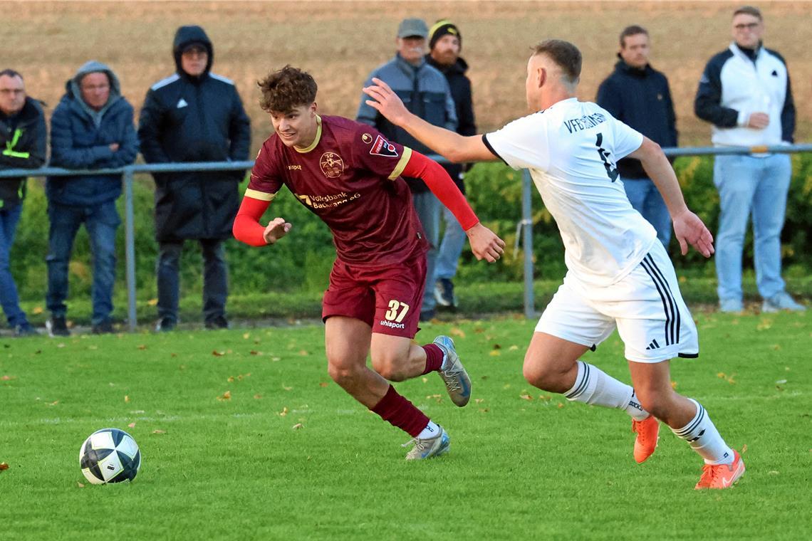 Julien Birzer (links im Duell mit Noah Kimmich, dem Cousin von Bayern-Profi Joshua) hat den Backnanger Führungstreffer erzielt. Foto: Alexander Hornauer
