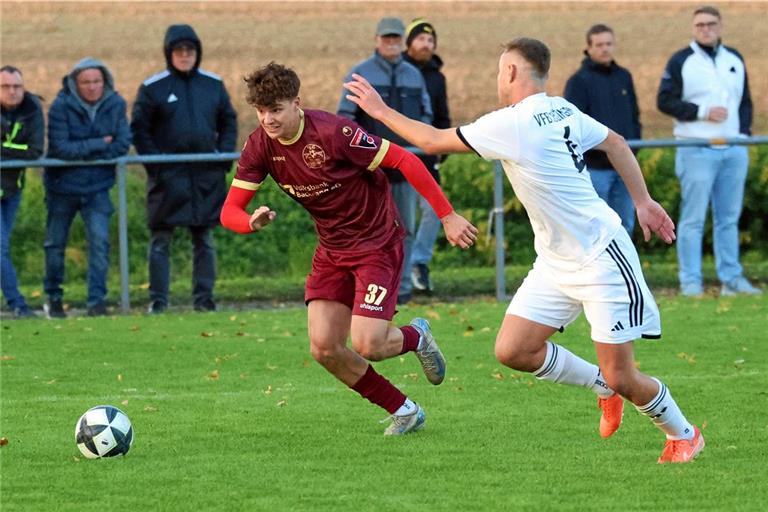 Julien Birzer (links im Duell mit Noah Kimmich, dem Cousin von Bayern-Profi Joshua) hat den Backnanger Führungstreffer erzielt. Foto: Alexander Hornauer
