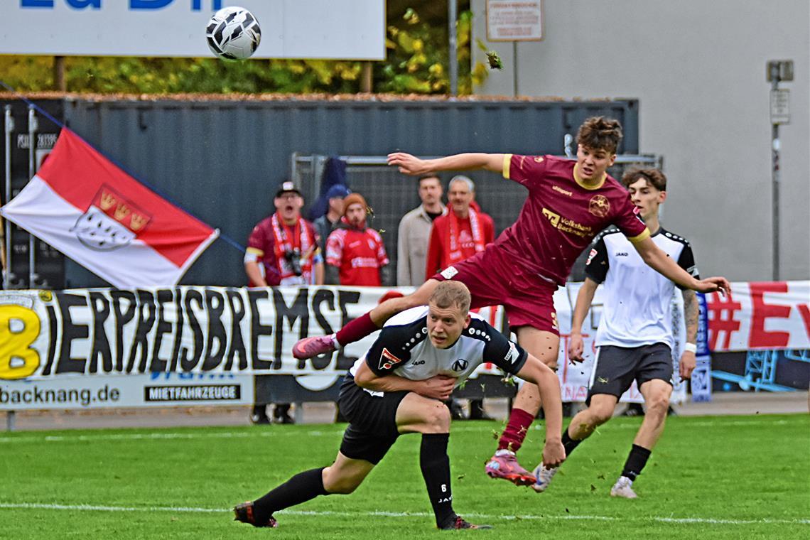 Julien Birzer (rotes Trikot) fällt am Samstag verletzt aus. Archivfoto: Tobias Sellmaier