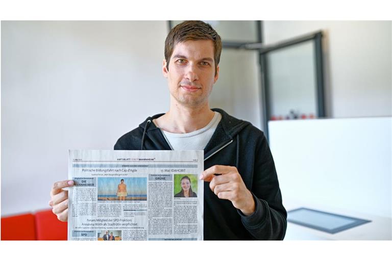 Julien Ferrat, Stadtrat der Mannheimer Wählervereinigung „Die Mannheimer“, hält das aktuelle Amtsblatt mit seinem Artikel in den Händen.