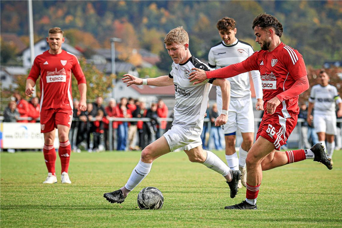 Julius Böse (am Ball) hat im Halbfinale zwei Treffer erzielt und will mit dem SVA nun auch das Finale gewinnen. Archivfoto: Alexander Becher