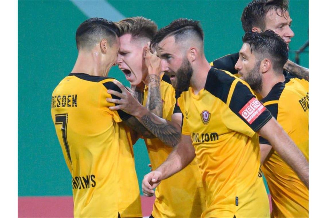 Dresden erreicht gegen Paderborn die zweite Pokalrunde Julius Kade (2.v.l.) wurde von seinen Dresdner Mitspielern nach dem Treffer zum 2:1 gefeiert. Foto: Robert Michael/dpa-Zentralbild/dpa