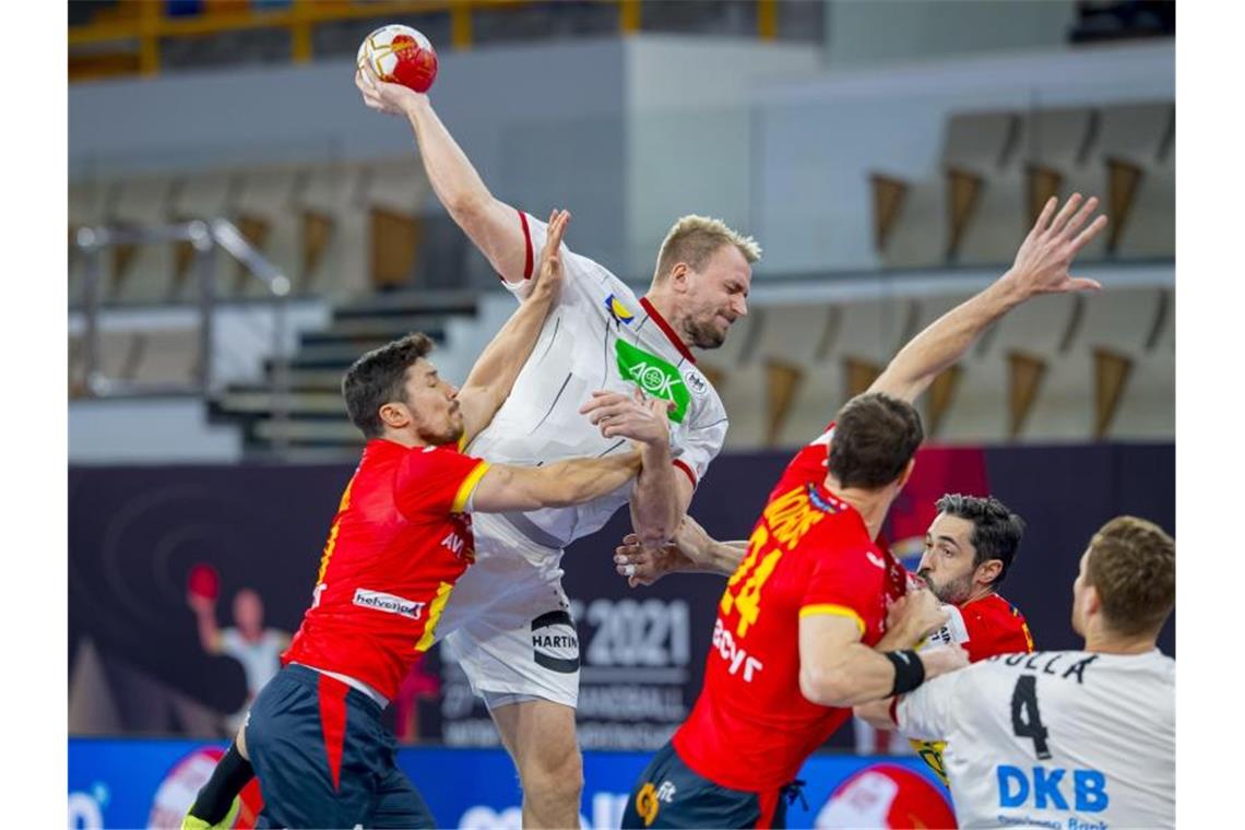 Deutsche Handballer vor frühem WM-Aus Julius Kühn (2.v.l) setzt sich mit einem Sprungwurf gegen die spanische Abwehr durch. Foto: Sascha Klahn/dpa
