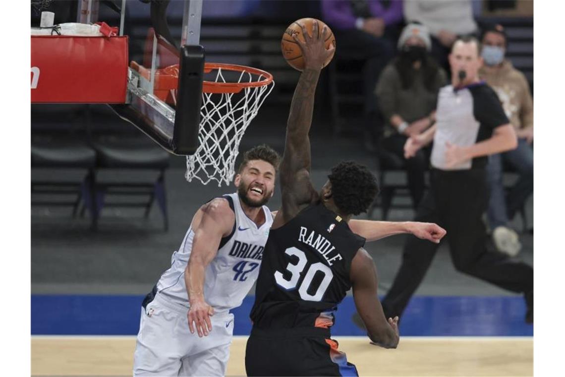 Julius Randle (r) von den New York Knicks setzt sich am Korb gegen Maxi Kleber von den Dallas Mavericks durch. Foto: Vincent Carchietta/Pool USA TODAY Sports/AP/dpa