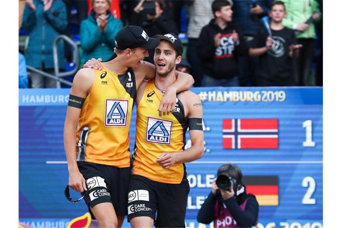 Julius Thole (l) und Clemens Wickler feiern nach ihrem Sieg gegen Norwegen den Einzug ins WM-Finale. Foto: Christian Charisius
