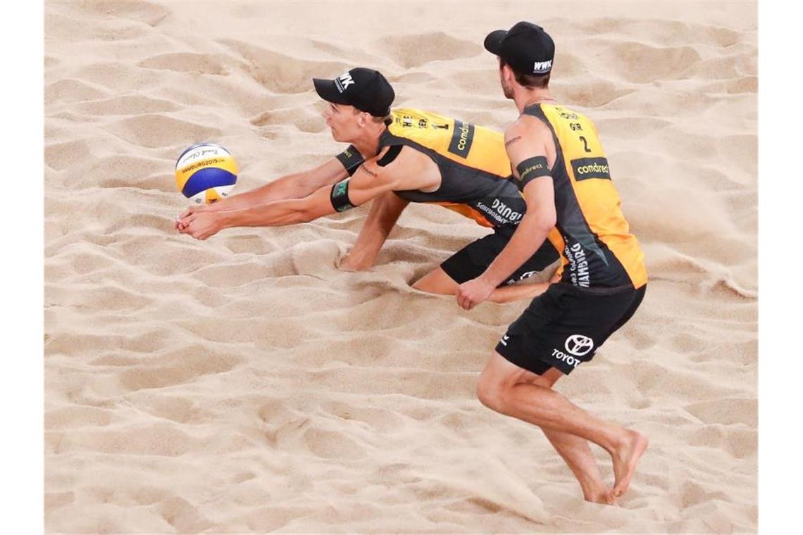 Thole/Wickler stürmen ins WM-Halbfinale: 2:0 gegen USA Julius Thole (l) und Clemens Wickler spielen bei der WM um eine Medaille. Foto: Christian Charisius
