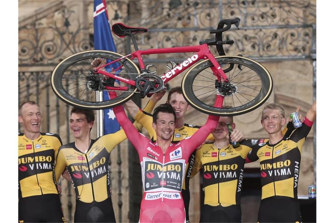 Weiterentwickelter Roglic nimmt Anlauf für Tour-Traum Jumbo-Visma-Profi Primoz Roglic (M.) gewann zum dritten Mal in Folge die Vuelta. Foto: Luis Vieira/AP/dpa