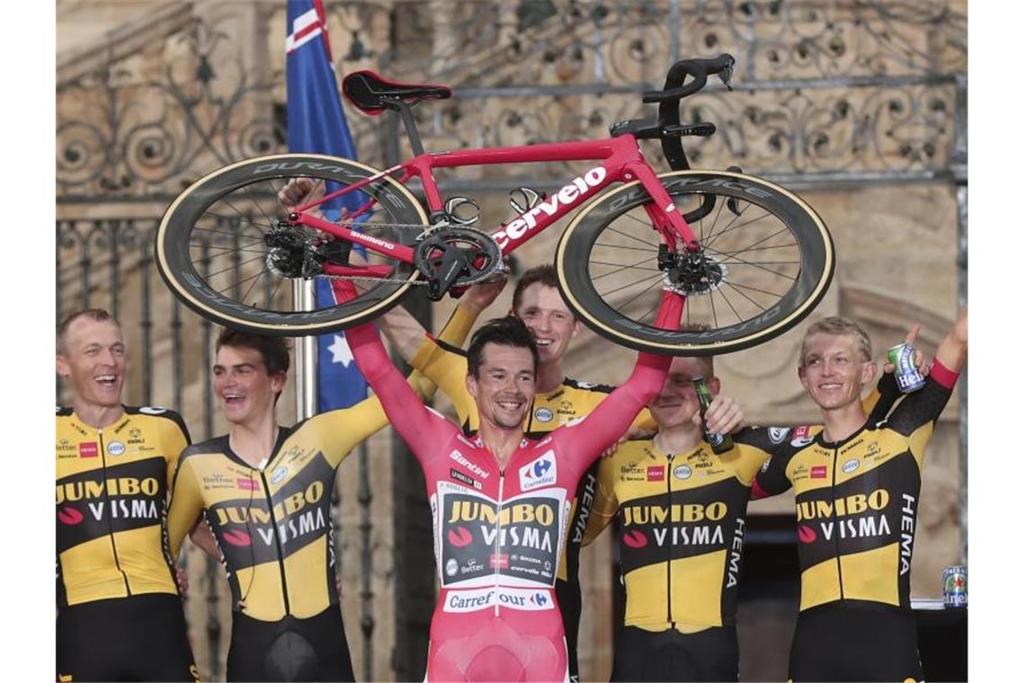 Jumbo-Visma-Profi Primoz Roglic (M.) gewann zum dritten Mal in Folge die Vuelta. Foto: Luis Vieira/AP/dpa