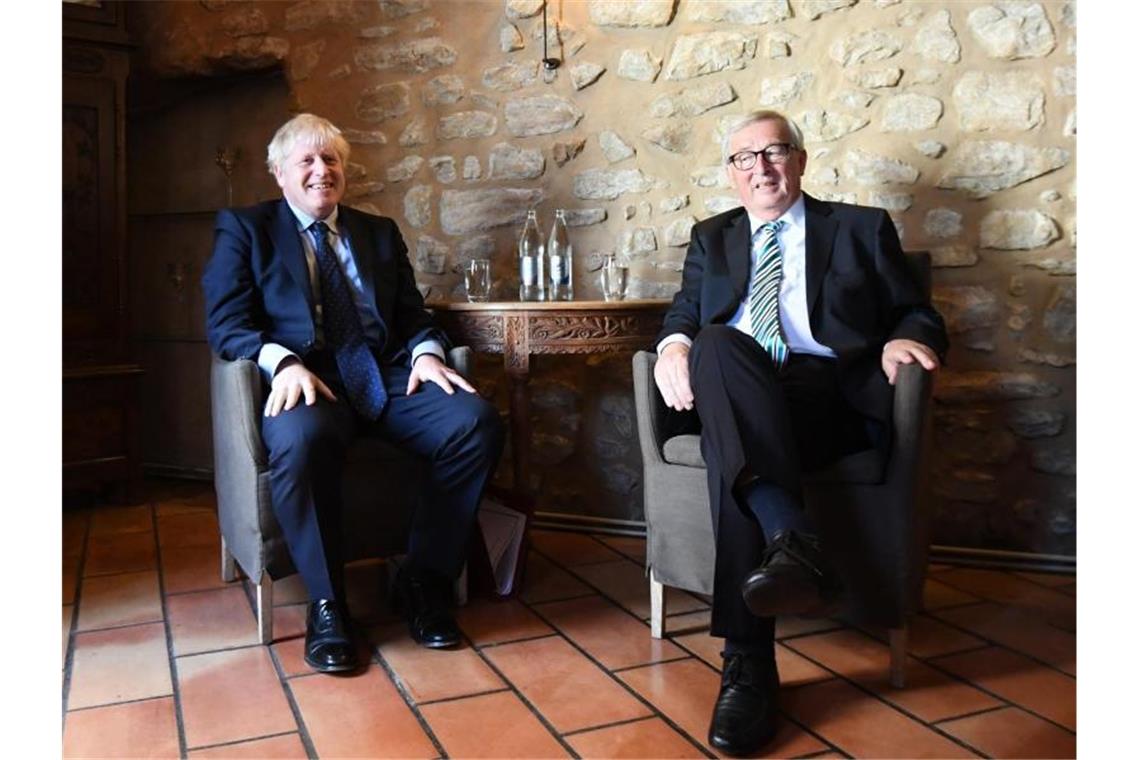 Juncker (r) erklärte nach dem Treffen mit Johnson, die EU-Kommission werde rund um die Uhr gesprächsbereit sein. Foto: Stefan Rousseau/PA Wire