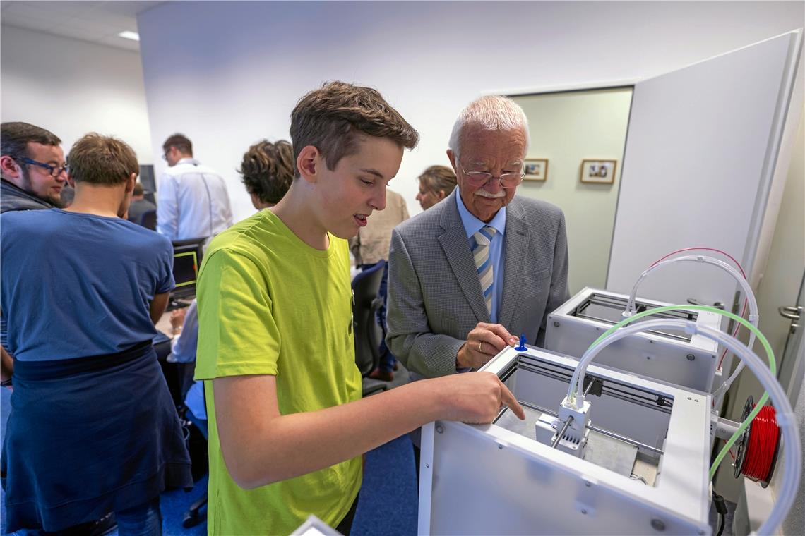 Makerspace lädt zum Experimentieren ein Jung und Alt können beim Projekt Digitalisierung ganz konkret erleben. Robin Bückle, Azubi im Landratsamt, und Gerhard Moser, der ehemalige Leiter des Kreismedienzentrums, lassen sich von den digitalen Möglichkeiten faszinieren. Foto: Heiko Potthoff