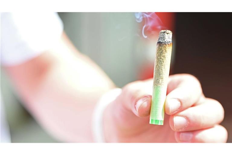 Junge Erwachsene greifen einer neuen Studie zufolge häufiger zu Cannabis als früher. (Illustration)