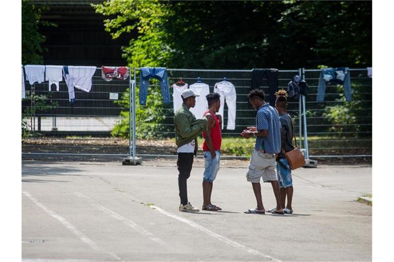 Junge Flüchtlinge auf dem Gelände der Landeserstaufnahmeeinrichtung in Sigmaringen (Symbolbild). Foto: Christoph Schmidt/dpa