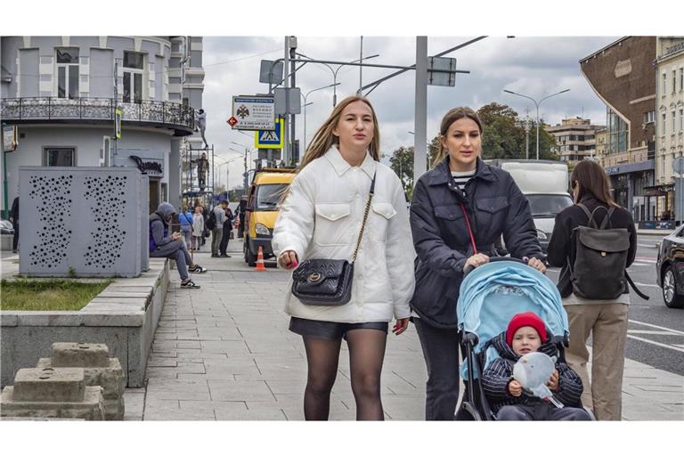 Junge Frauen in Moskau: Nach Auffassung von Konservativen sollen sie früh Kinder bekommen.