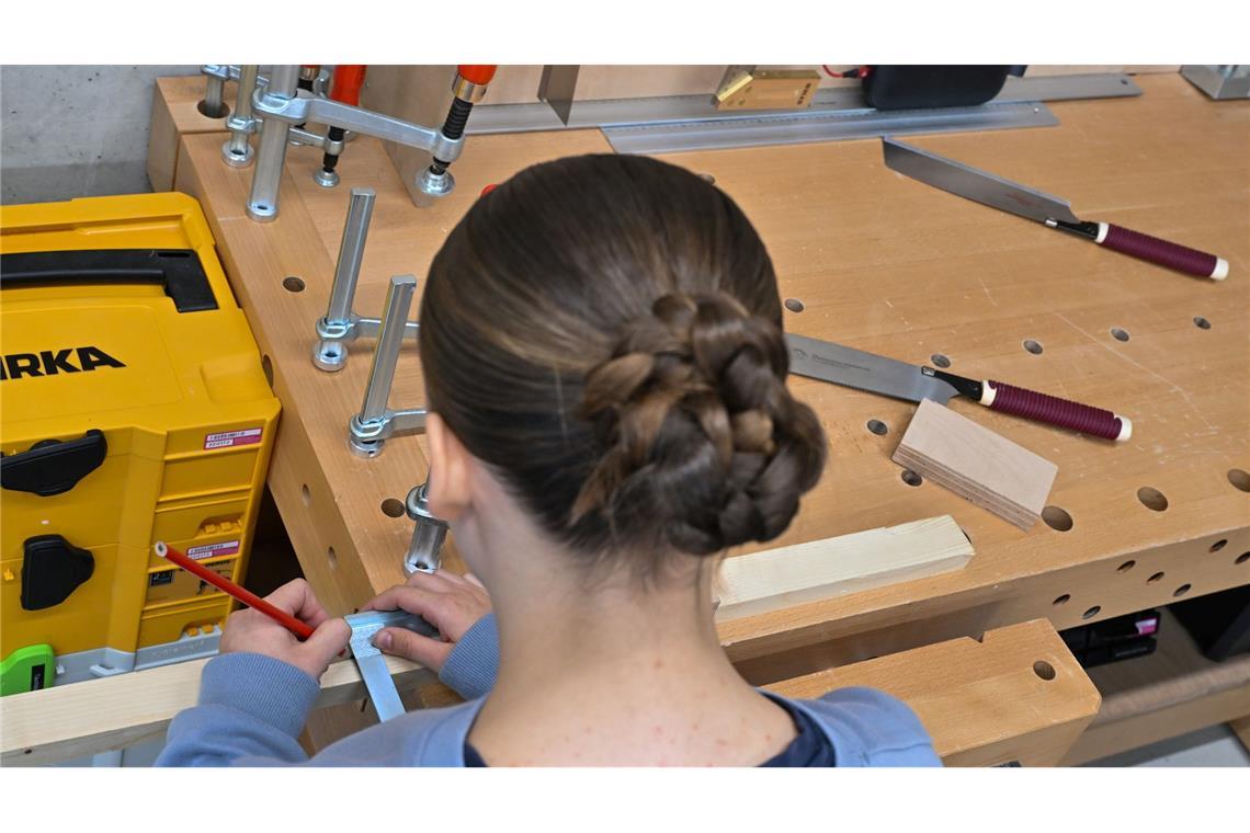 Geschlechter-Unterschiede bei Ausbildungswahl werden kleiner Junge Frauen streben öfter in den Beruf der Tischlerin. (Symbolbild)