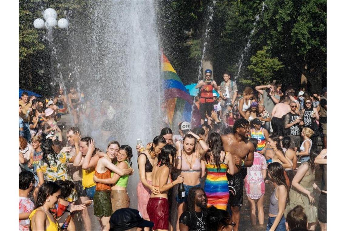 „Sheesh“, „wild“ und „cringe“ in Jugendwort-Top-10 Junge Leute feiern während der Pride Parade im kühlen Nass des Brunnens am Washington Square Park in Manhattan. Foto: Mathias Wasik/