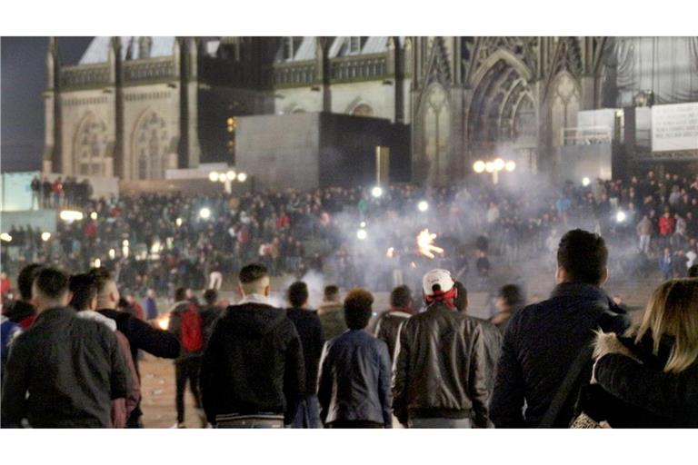 Junge Männer auf dem Platz vor dem Dom und keine Polizei weit und breit - so blieb die Kölner Silvesternacht visuell in Erinnerung. Viele Frauen wurden in der Nacht Opfer sexueller Übergriffe. (Archivbild)