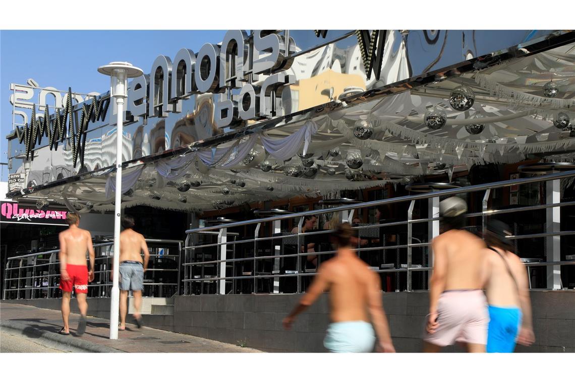 Junge Männer gehen mit nacktem Oberkörper auf Mallorca spazieren. (Archivbild)