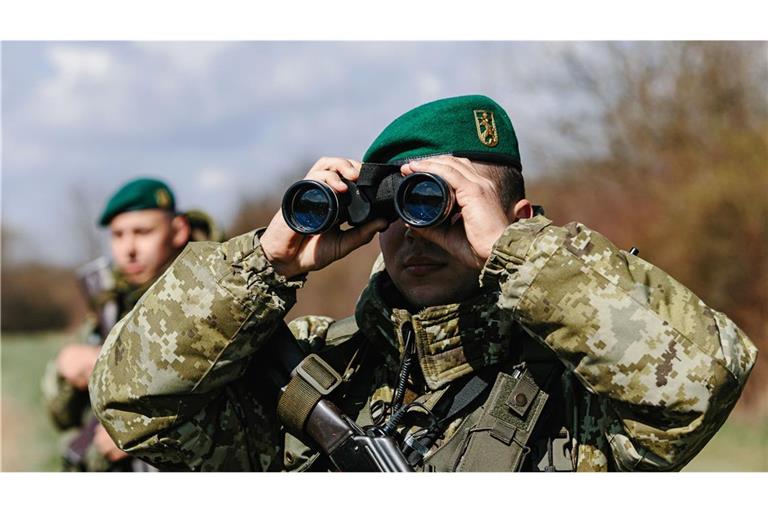 Junge Männer können die Ukraine verlassen und müssen nicht als Soldaten dienen. (Symbolbild)