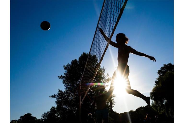 Junge Männer spielen Volleyball. Foto: Peter Kneffel/Archivbild