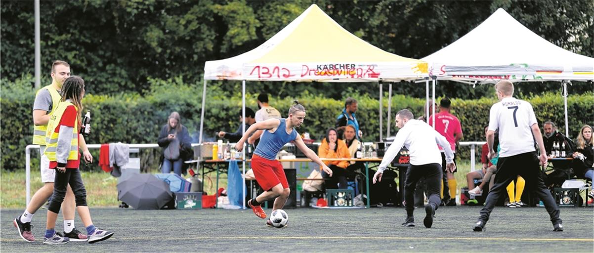 junge Menschen in Bewegung. Wer gerade spielt und wie das Treffen ausgegangen ist, ist beim Juze-Turnier völlig zweitrangig.Fotos: A. Becher