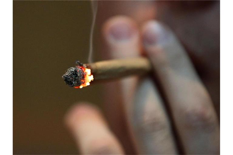 Junge Menschen sind laut einer Umfrage für die Cannabis-Legalisierung. Foto: Oliver Berg/dpa
