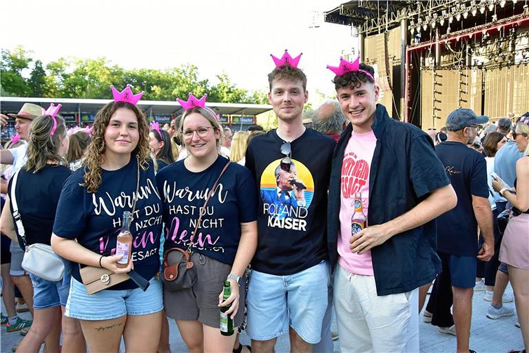 Junge Schlagerfans mit „Kaiserkronen“: Luna Kor (von links), Nele Hess, Konstantin Götz und Laurin Quast sind aus Rielingshausen nach Aspach gekommen. Fotos: Tobias Sellmaier