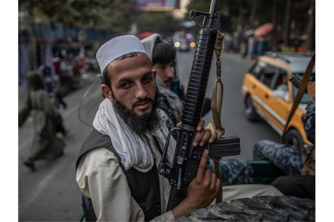Weltstrafgericht will gegen Taliban und IS ermitteln Junge Taliban-Kämpfer auf einem Pick-Up in den Straßen von Kabul. Foto: Oliver Weiken/dpa