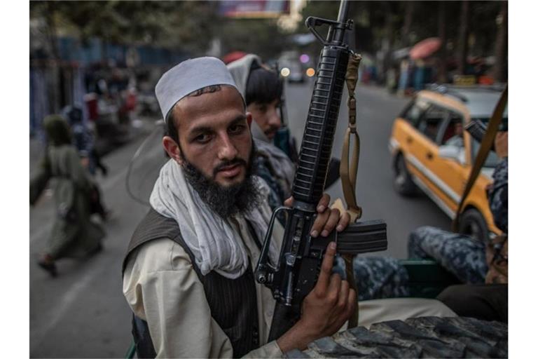 Junge Taliban-Kämpfer auf einem Pick-Up in den Straßen von Kabul. Foto: Oliver Weiken/dpa