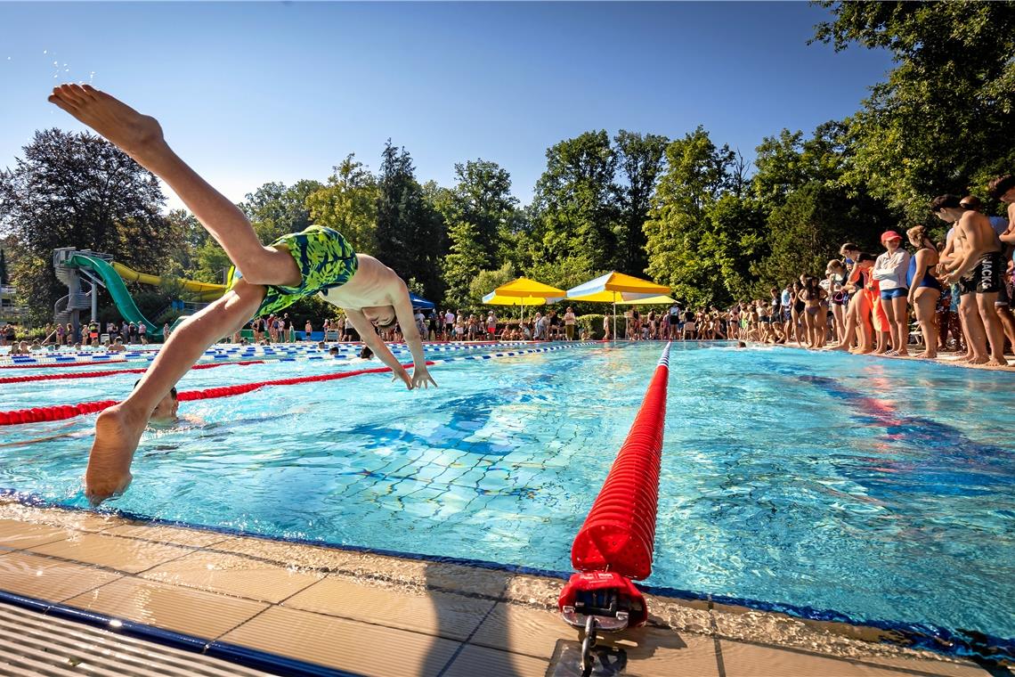 Das Freibad wird zum Klassenzimmer Jungen und Mädchen von insgesamt 13 Schulen aus Backnang und den Umlandgemeinden stürzten sich bei der 54. Auflage der Schul- und Stadtmeisterschaft ins Wasser. Alle waren begeistert, dass die Veranstaltung endlich wieder stattfinden konnte. Foto: Alexander Becher