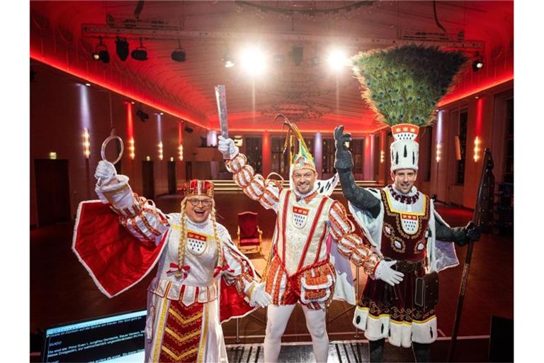 Jungfrau Gerdemie (Björn Braun, l-r), Prinz Sven I. (Sven Oleff) und Bauer Gereon (Gereon Glasemacher), das Kölner Dreigestirn, stehen im Festsaal Gürzenich in Köln. Foto: Costa Belibasakis/Gemeinnützige Gesellschaft des Kölner Karnevals mbH/dpa