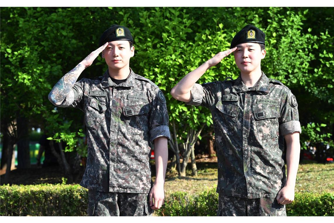 Jimin und Jungkook aus Militärdienst entlassen Jungkook (l.) und Jimin von BTS wurden aus dem Militärdienst entlassen.