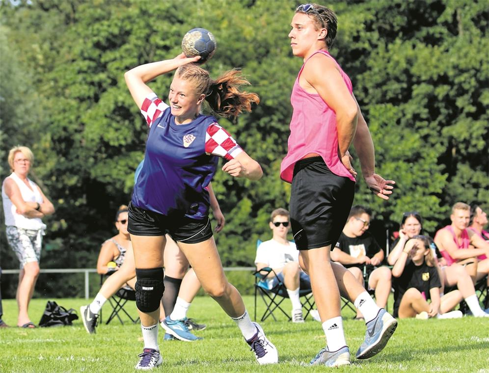 Jungs gegen Mädels, das gibt’s fast nur beim Rohrbachtalpokal. Fotos: J. Bühler (2), M. Fischer