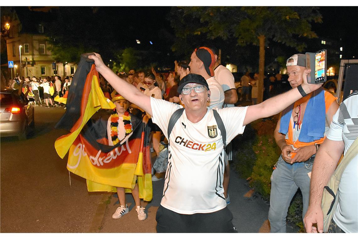"Jungs, ich komm in der Zeitung!" ruft dieser begeisterte Fan in sein Smartphone...